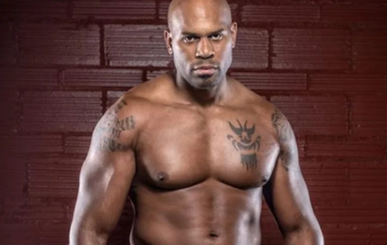 Dopo aver nuotato con suo figlio, ha trovato l'ex campione di wrestling