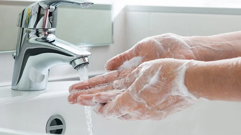Expertos: Limpia tus manos seis veces al día para escapar del Coronavirus