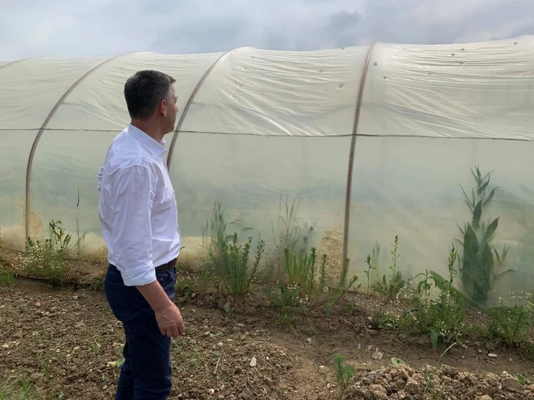 Wessel is interested in the farmers of Mamsuha and Suhareka, who were damaged by rainfall