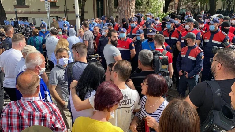 Epidemiologo albanese: Le proteste ad alto rischio, il numero di infetti può salire a oltre 100 al giorno