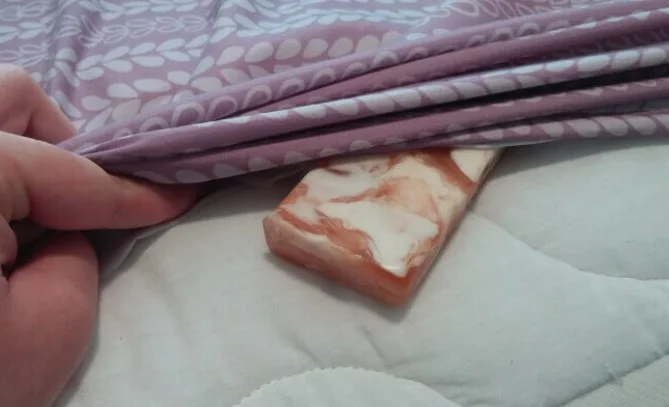 Poner jabón en tus sábanas antes de dormir y curar esta enfermedad.