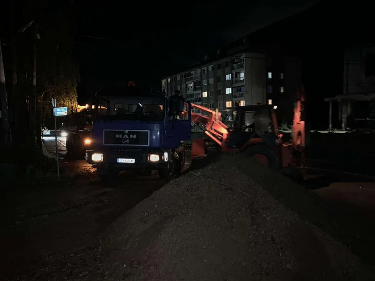 Dopo la pioggia e le frane, la strada principale che attraversa Shaws di Baygora è bloccata