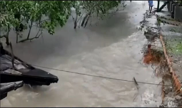 Un poderoso Cyclone Strikes India y Bangladesh