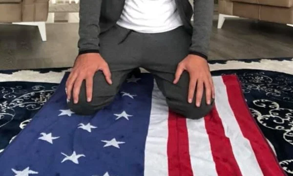 Kosovo Anwalt auf US-Flagge begnadigt