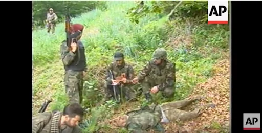 Vista dal momento in cui la KLA prende il controllo della base serba a Kostare
