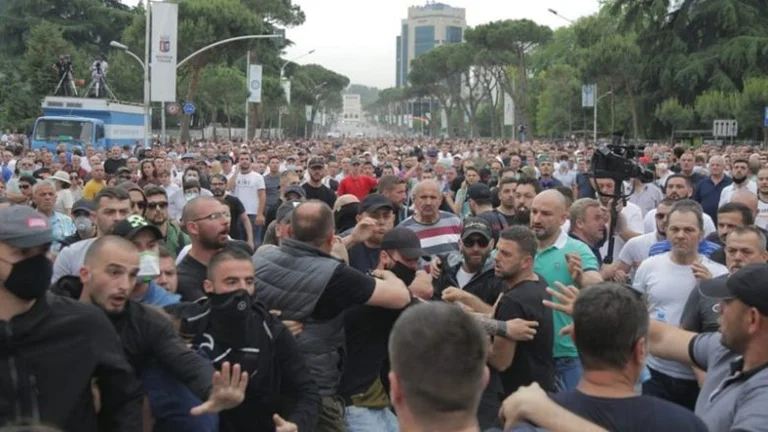 Protest in Albania Ancora una volta contro la distruzione del teatro