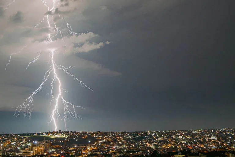 Tormenta en Kosovo: más de 2.000 descargas de rayos en horas