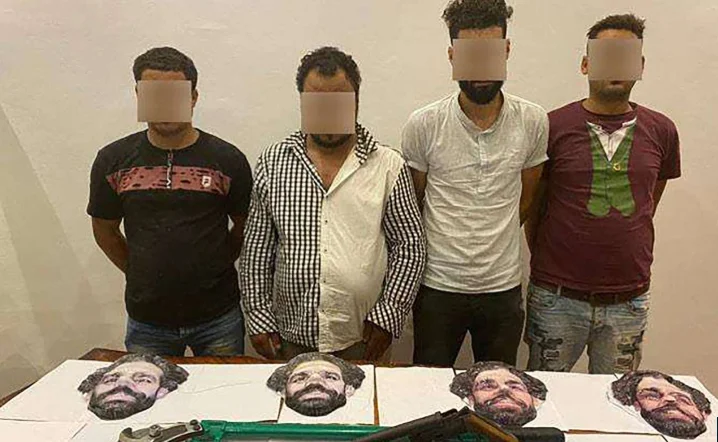 They caught up by the police with Egyptian thieves stealing locals with Mo Salah's face