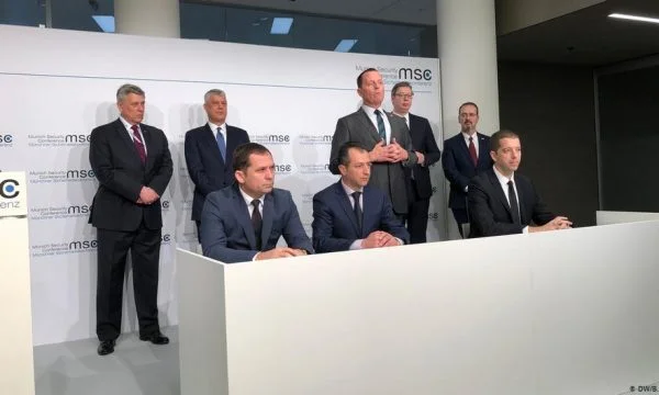 L'ambasciatore americano a Belgrado dice che era presente alla riunione Thaci-Wucciq-Grenelli, mostrando cosa è stato discusso
