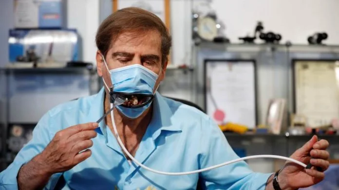 Gli scienziati non sprecano tempo, inventano la maschera che si apre quando si mangia cibo