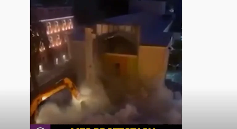 En medio de protestas, el teatro colapsó en Tirana