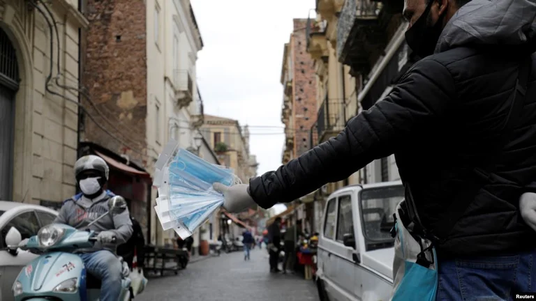 In Italia il numero di vittime e nuovi casi di declino di COVID-19