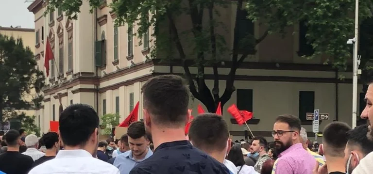 L'ex calciatore albanese viene fuori in protesta contro il crollo del teatro