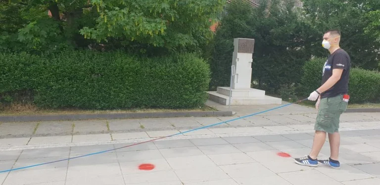 Il nuovo punto di protesta è posto davanti al Parlamento in tempo di pandemia