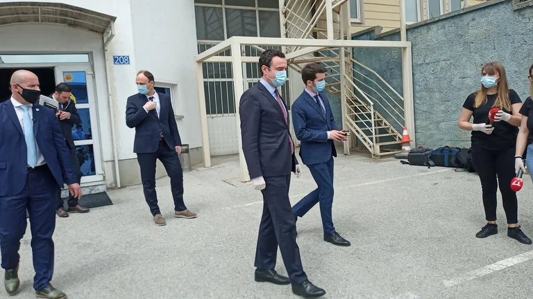 Il gruppo di Kurti -- il primo ministro recitante risponde a Thaci