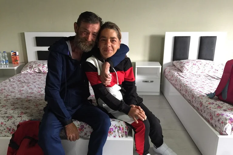 La pareja que huyó temporalmente a un motel Mitrovica: Que muramos aquí
