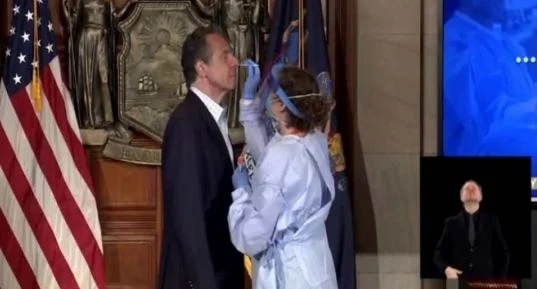 Il governatore di New York prende il test Corleone Live prima dei giornalisti.