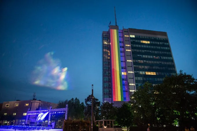 Kosovo Regierung beleuchtet mit LGBT-Gemeinschaft Farbe