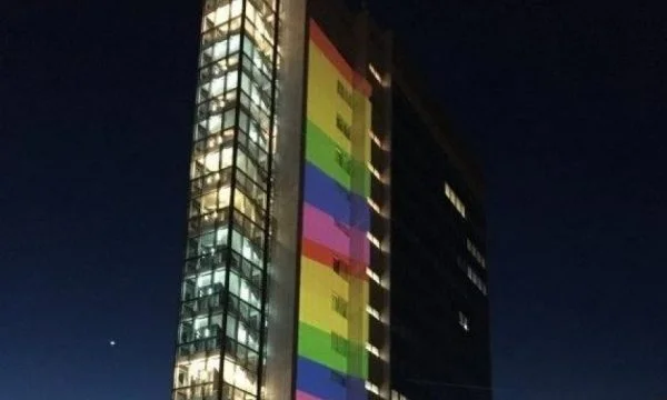 Hoxha de Vushtrria vs. LGBTTA: Le drapeau de la merde des gens de merde mis au gouvernement