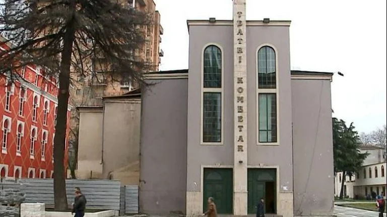 El colapso del teatro en Kosovo cancela
