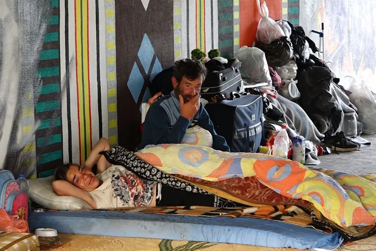 Perdieron la casa en el norte, la pareja viviendo bajo el puente
