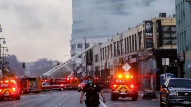 Un incendie éclate dans une usine de Los Angeles, 11 pompiers se blessent