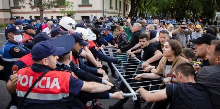 Reuters: Albaniens Nationaltheater Shelf Sparks Anger Proteste