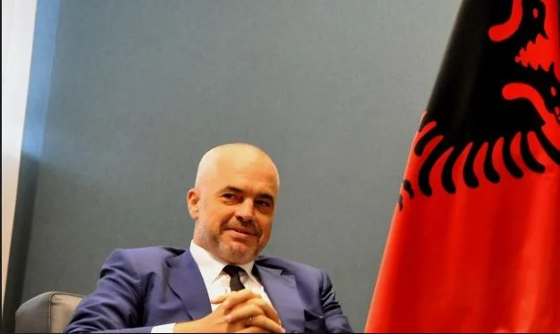 National Theater Shell in Tirana, Ministerpräsident Edi Rama reagiert