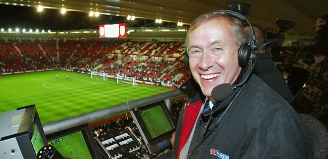Extraño: los comentaristas ingleses harán la interpretación de los partidos de sus hogares