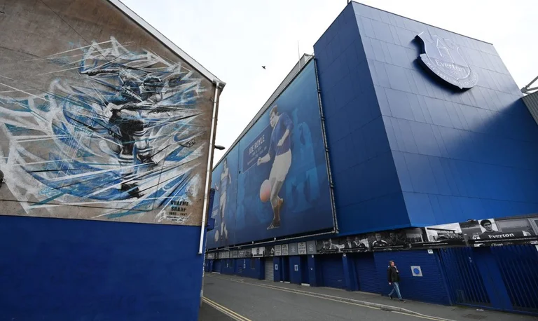 Premier League rompe reglas, sale para París para celebrar