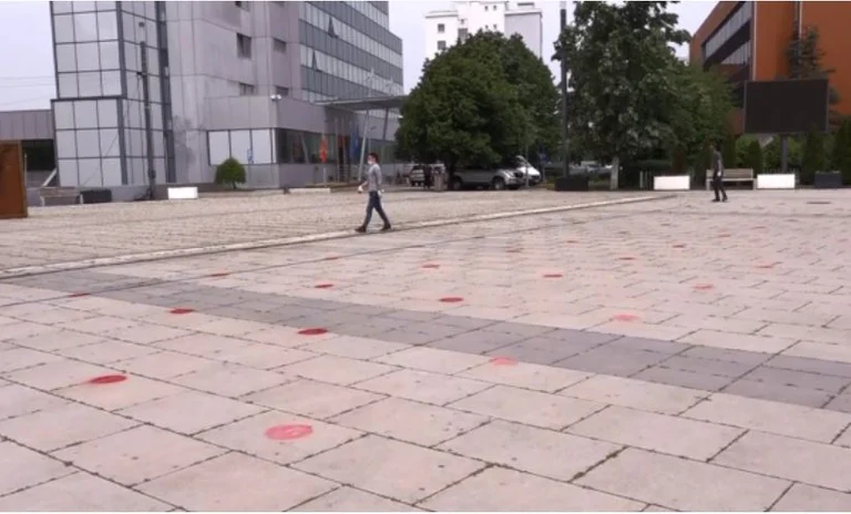Police ban 4 Vetevendosje activists as they went out to restore red points of protest in the square