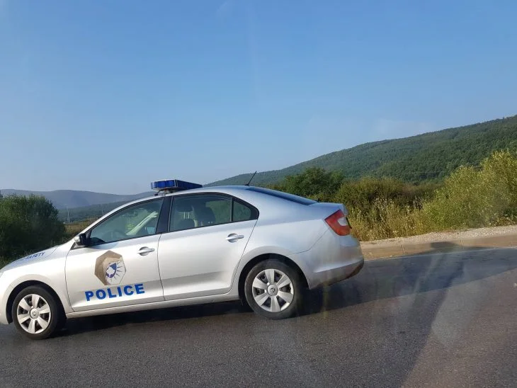 Ein Typ versucht von der Brücke zu springen, die Bullen halten ihn auf.