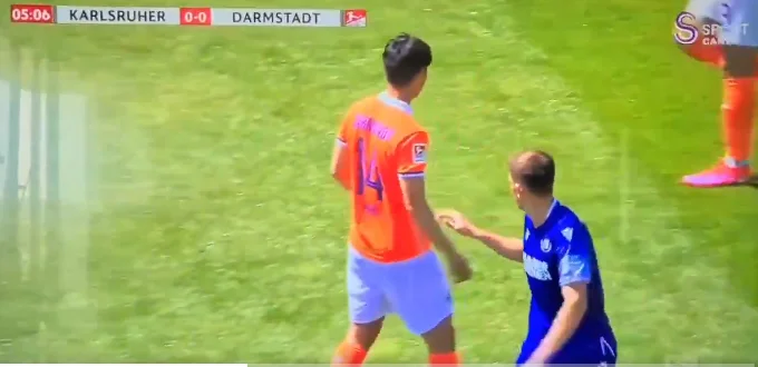 La rigida regola in Germania, i giocatori di calcio non si estendono a vicenda: Sicurezza in primo luogo