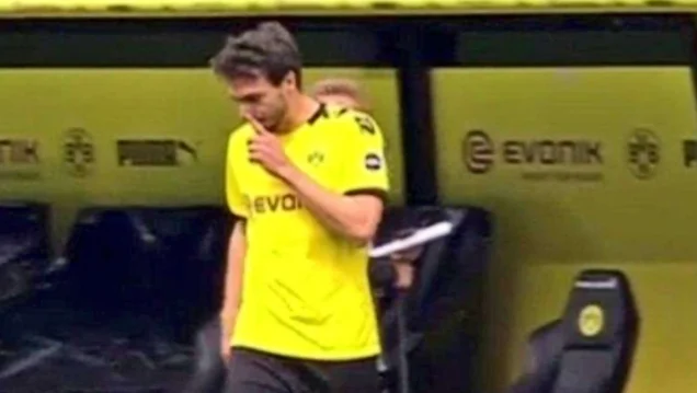 Dortmund's soccer player violates the regulation, camera seizes him using his nose