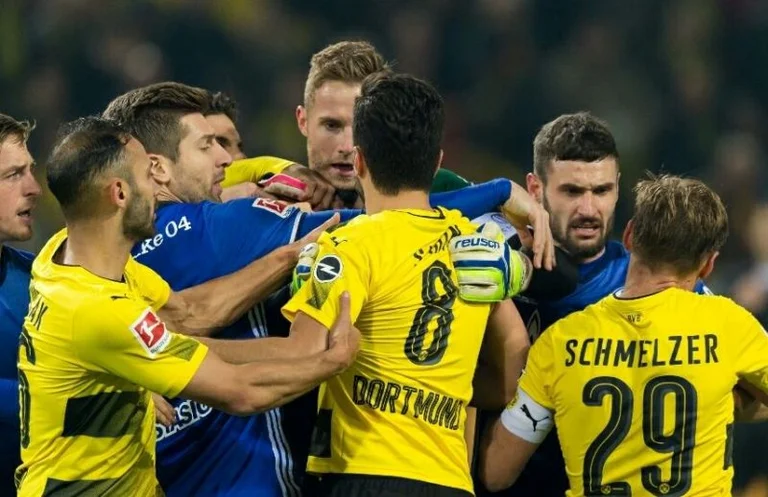 Back to football, repeat it FUTBOLL: Official formations from the Bundesligla Ball