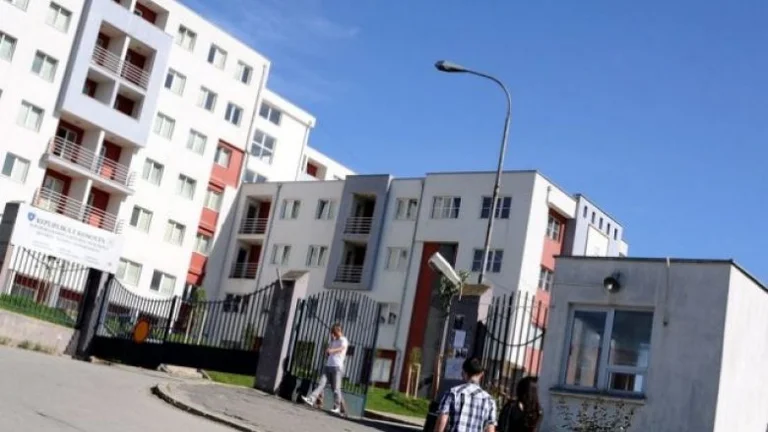 Qeveria i futi në karantinë konviktet: Dyshime për keqpërdorime të sendeve personale