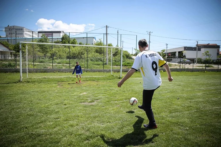 Wessel y su hijo comienzan el fin de semana practicando fútbol