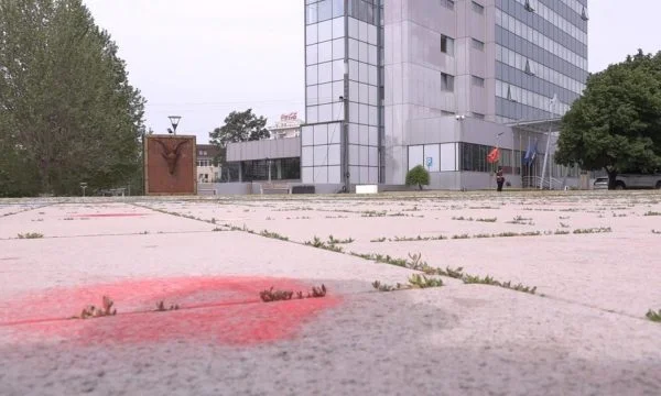 VVA-Anhänger verwandeln rote Punkte in den Platz, nachdem die Gemeinde sie am Morgen ausgewischt hat