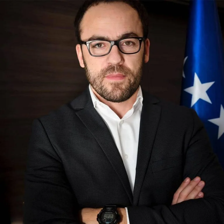 Cemre, PDK: Kurt Anti-Americanismus, Top-Down in 100-Tage-Regierungsarbeit