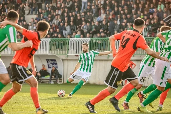 La balle de thérapie physique de Periscop trouve que les joueurs Superleague risquent des blessures graves si la saison reprend