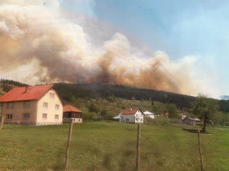 Le village de Rojaj est impliqué dans le feu, les habitants sont en danger