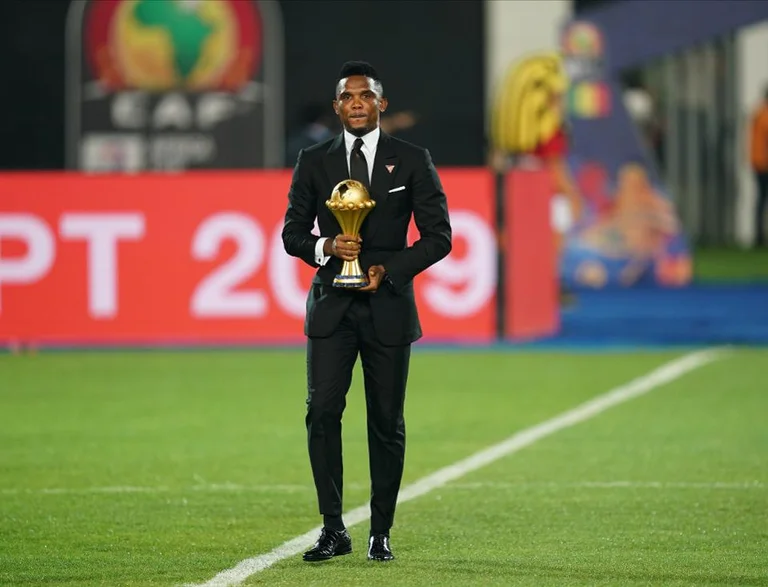 Diouf consciously acts as the best African player... immediately reacts to Etoão, sinking another legend.