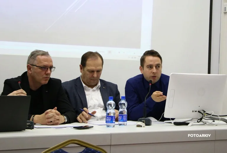 Questi sono nove club di calcio in Kosovo che sono autorizzati per le competizioni europee.