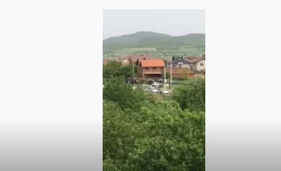 Hundreds se reúnen en un funeral en Podujevo