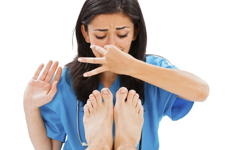 ¿Apestas tus pies? Así puedes quitártelo.