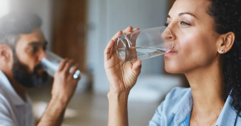 Se avete questi segni, si dovrebbe bere più acqua