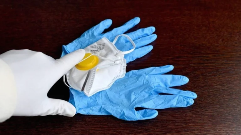 L'Organisation mondiale de la santé ne recommande pas l'utilisation régulière de gants dans la communauté