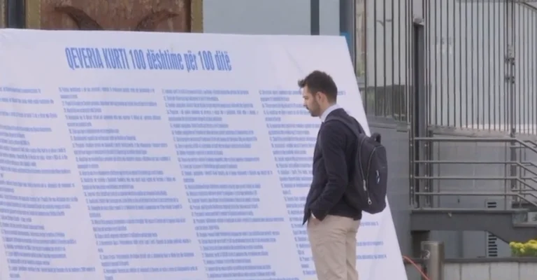 Regierungssprecher zeigt sich auf, liest Kurts 100 Fehler, die er PDK aufgeführt hat)