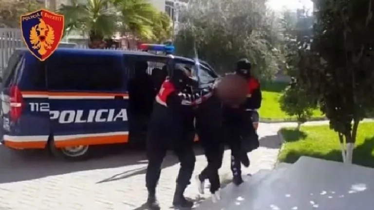 Le directeur de la banque à Tirana a arrêté, volé 30 000 $ sur le compte d'un client