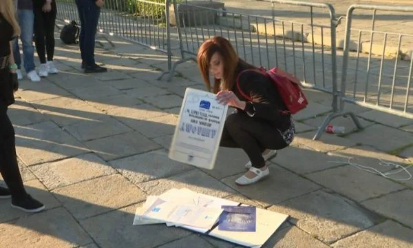 A Belgrade professor burned all diplomats and certificates before Serbia's assembly
